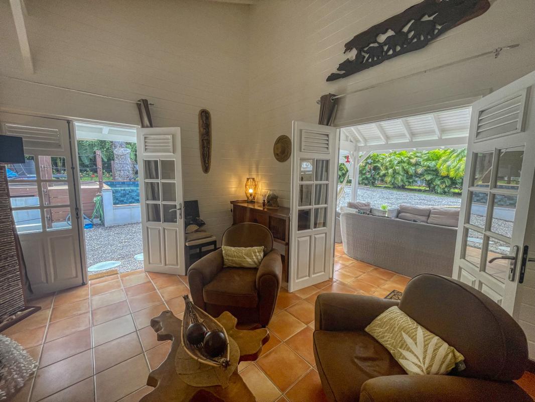 14. Location villa piscine proche plage Deshaies Guadeloupe_Salon